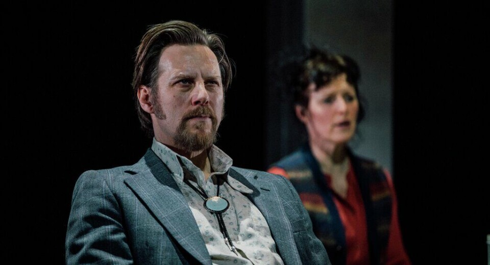 Anderz Eide spelar ein hardbarka tøffing av ein etterforskar i stykket som kjem til Oseana på torsdag. Teater Vestland, Anderz Eide