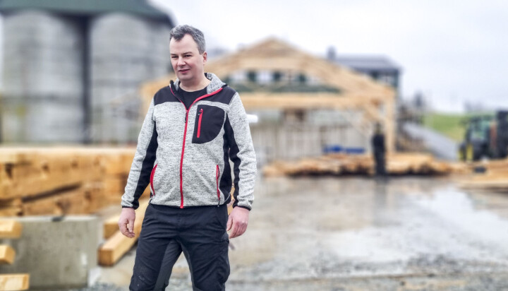 Erlend Moberg stikk innom byggeplassen.