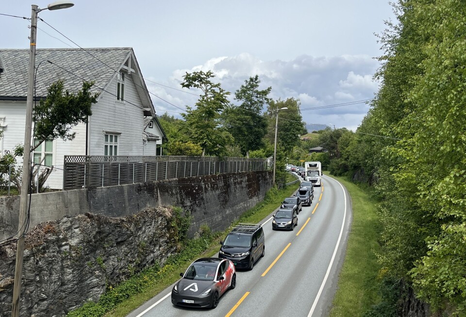 Klokka 15 stod køen allereie tett oppover Halhjemsvegen. Her fotografert frå Hauglandsbrua. Halhjemsvegen, kø