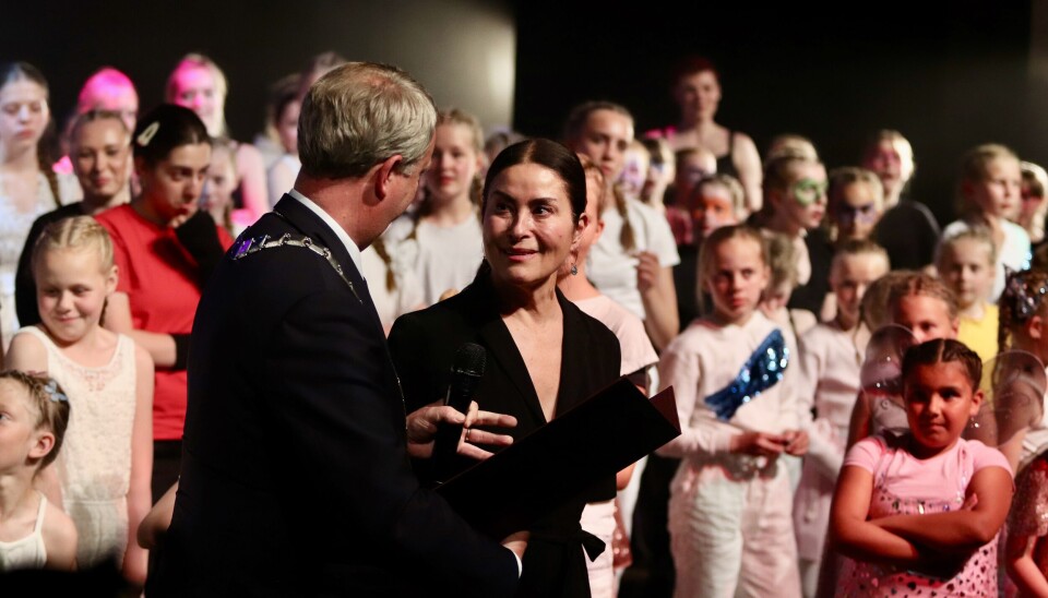 Ikkje eit auge vart tørt i salen då det gjekk opp for publikum og alle andre kva som var i ferd med å skje. Patricia Langeland, Oseana kunst- og kultursenter, Bjørnafjorden kulturskule, dans- og drama, framsyning, Kongens fortjenstmedalje, «Aleine saman med alle dei andre»