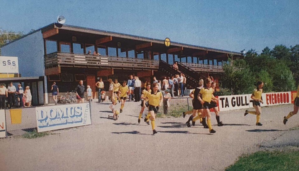 Bilete: Klubbhuset var klar for bruk til første seriekampen mot Mjøndalen i 1975. Kampen enda 1–1.