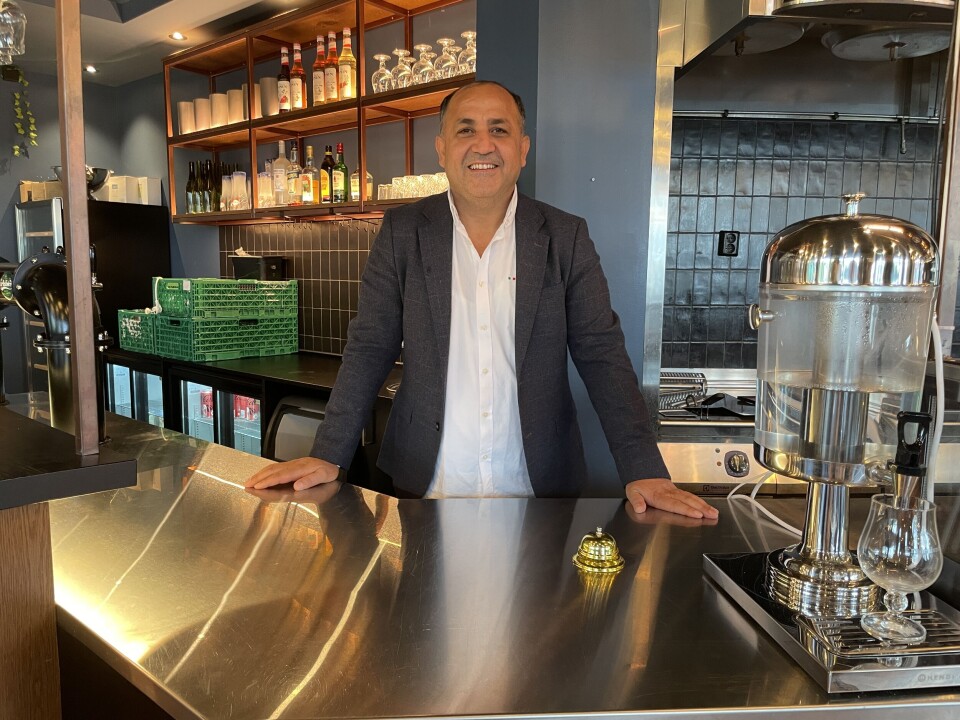 Katta sikdan juda kop sperma Qiz eshagini yoyadi (VKontakte pornosi)