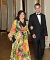 Laila Reiertsen på veg inn til slottsmiddag arm i arm med stortingskollega Helge André Njåstad.